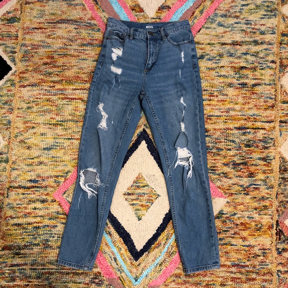 HIGH RISE RIPPED BDG JEANS
